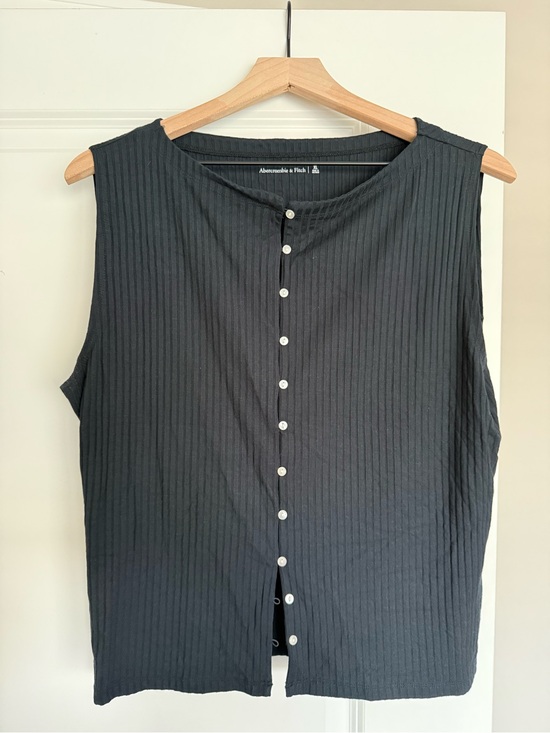 Abercrombie & Fitch Tops - Abercrombie & Fitch Black Ribbed Pearl-Button Sleeveless Top